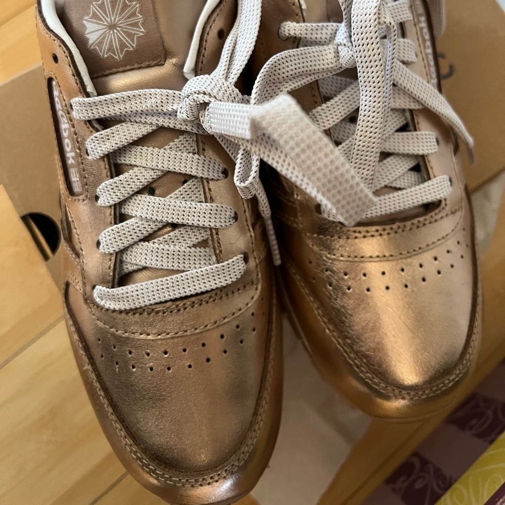 Reebok classic leather Rosegold Brand new in box Junior Girls US 4